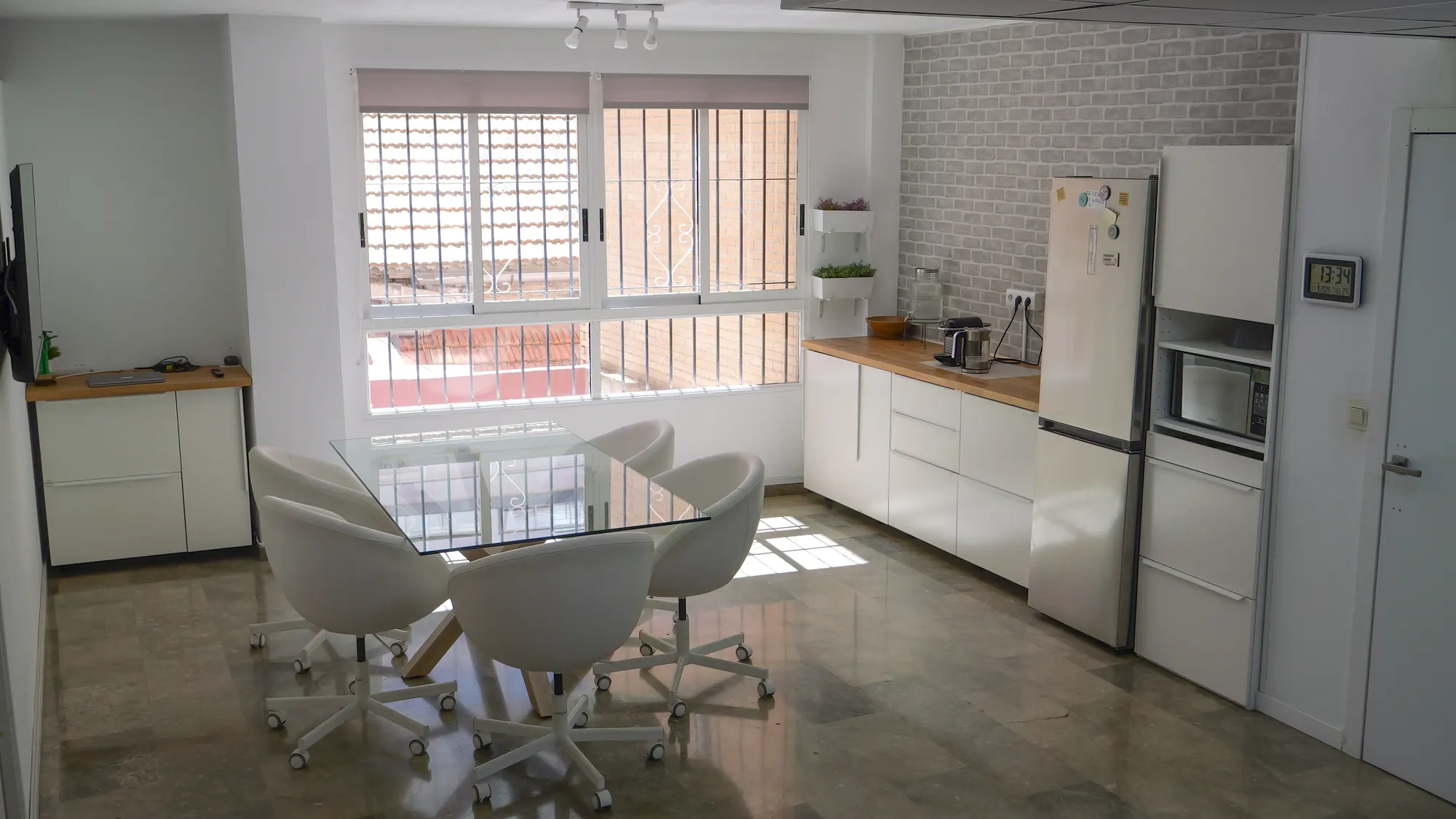 Sala de reuniones y cocina de Nebular Murcia